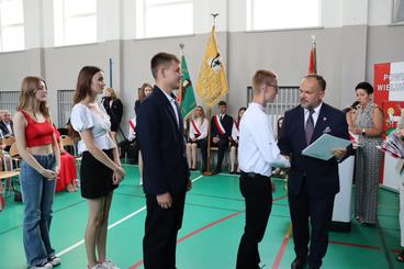 Powiatowe zakończenie roku szkolnego odbyło się dziś w II LO w Wieluniu