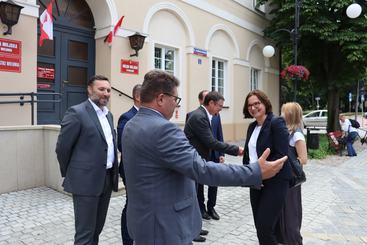 Wiceministra klimatu i środowiska z wizytą w Wieluniu. Jest też delegacja z WFOŚiGW w Warszawie