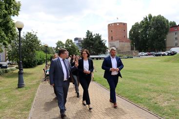 Wiceministra klimatu i środowiska z wizytą w Wieluniu. Jest też delegacja z WFOŚiGW w Warszawie