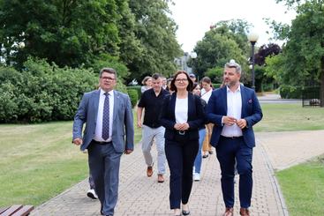 Wiceministra klimatu i środowiska z wizytą w Wieluniu. Jest też delegacja z WFOŚiGW w Warszawie
