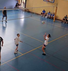 Katarzyna Pluskota-Jasicka z synem Jakubem zagrali w rodzinnym turnieju siatkówki