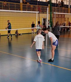 Katarzyna Pluskota-Jasicka z synem Jakubem zagrali w rodzinnym turnieju siatkówki