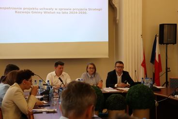 Trwa sesja Rady Miejskiej w Wieluniu. Powrócił temat budowy hali przy Szkole Podstawowej nr 5