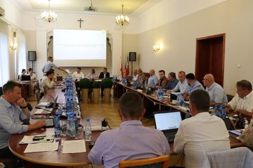 Trwa sesja Rady Miejskiej w Wieluniu. Powrócił temat budowy hali przy Szkole Podstawowej nr 5
