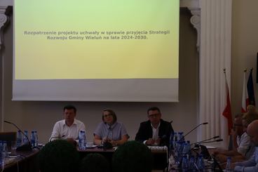 Trwa sesja Rady Miejskiej w Wieluniu. Powrócił temat budowy hali przy Szkole Podstawowej nr 5