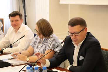 Trwa sesja Rady Miejskiej w Wieluniu. Powrócił temat budowy hali przy Szkole Podstawowej nr 5