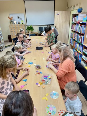 Wakacyjne spotkania biblioteczne. W Dąbrowie odbyły się warsztaty czytelniczo - plastyczne