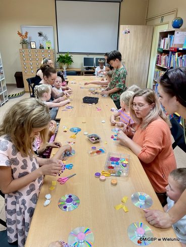 Wakacyjne spotkania biblioteczne. W Dąbrowie odbyły się warsztaty czytelniczo - plastyczne