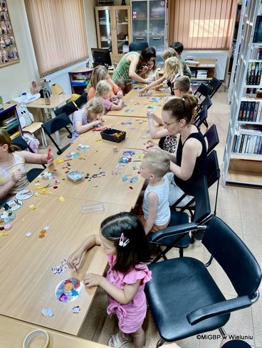 Wakacyjne spotkania biblioteczne. W Dąbrowie odbyły się warsztaty czytelniczo - plastyczne