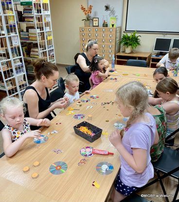 Wakacyjne spotkania biblioteczne. W Dąbrowie odbyły się warsztaty czytelniczo - plastyczne