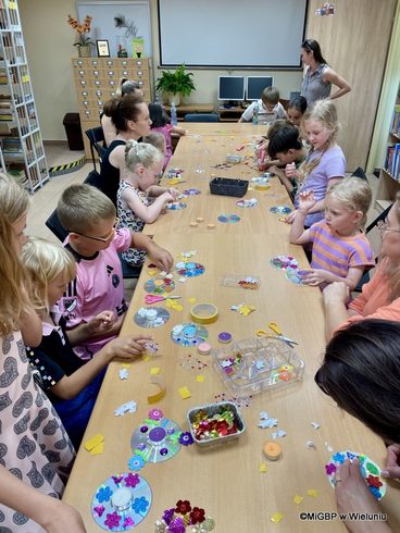 Wakacyjne spotkania biblioteczne. W Dąbrowie odbyły się warsztaty czytelniczo - plastyczne