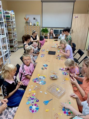 Wakacyjne spotkania biblioteczne. W Dąbrowie odbyły się warsztaty czytelniczo - plastyczne
