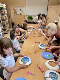 Dąbrowa: czytelniczo - plastyczne warsztaty dla dzieci