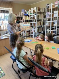 Dąbrowa: czytelniczo - plastyczne warsztaty dla dzieci