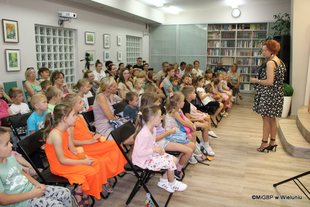 Wieluń: przedstawienie kukiełkowe „Zdrowy Czerwony Kapturek” w miejskiej bibliotece