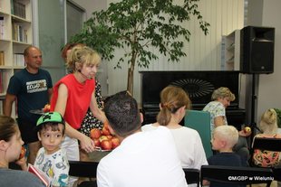 Wieluń: przedstawienie kukiełkowe „Zdrowy Czerwony Kapturek” w miejskiej bibliotece