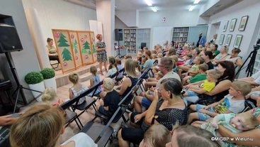 Wieluń: przedstawienie kukiełkowe „Zdrowy Czerwony Kapturek” w miejskiej bibliotece