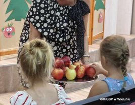 Wieluń: przedstawienie kukiełkowe „Zdrowy Czerwony Kapturek” w miejskiej bibliotece