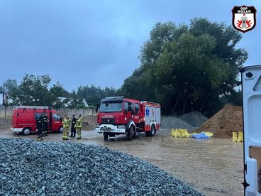 Strażacy z gminy Wieluń rozwozili worki z piaskiem w miejsca zagrożone podtopieniami. Worki dla mieszkańców będą dostępne też pod WDK-iem