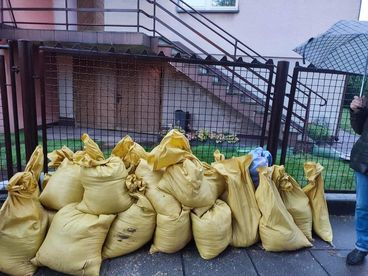 Strażacy z gminy Wieluń rozwozili worki z piaskiem w miejsca zagrożone podtopieniami. Worki dla mieszkańców będą dostępne też pod WDK-iem