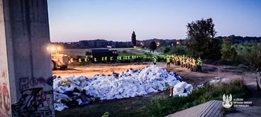 Żołnierze 9 Łódzkiej Brygady Obrony Terytorialnej wspierają działania przeciwpowodziowe w mieście Brzeg Dolny