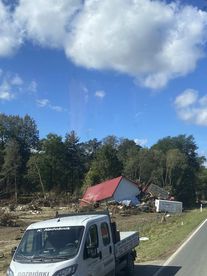 Wieluńska młodzież pomagała dziś na terenach dotkniętych powodzią