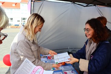 Trwa akcja profilaktyczna na placu Legionów – dotyczy m.in. nowotworów piersi