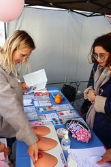 Trwa akcja profilaktyczna na placu Legionów – dotyczy m.in. nowotworów piersi