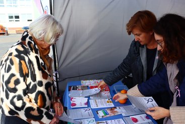Trwa akcja profilaktyczna na placu Legionów – dotyczy m.in. nowotworów piersi