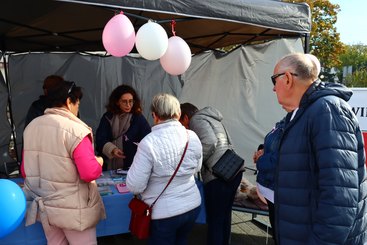 Trwa akcja profilaktyczna na placu Legionów – dotyczy m.in. nowotworów piersi