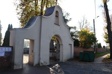 Uczniowie II LO odwiedzili dziś wieluński cmentarz. Zapalili znicze na grobach osób związanych ze szkołą. Od tego roku będą też opiekować się pomnikiem sybiraków przy klasztorze franciszkanów