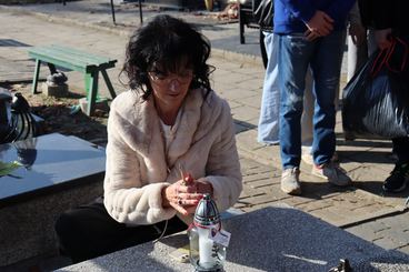 Uczniowie II LO odwiedzili dziś wieluński cmentarz. Zapalili znicze na grobach osób związanych ze szkołą. Od tego roku będą też opiekować się pomnikiem sybiraków przy klasztorze franciszkanów