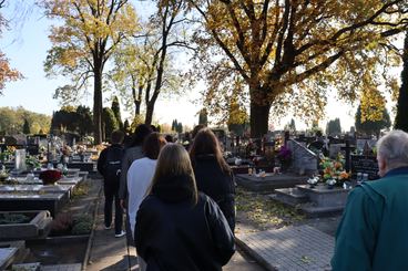 Uczniowie II LO odwiedzili dziś wieluński cmentarz. Zapalili znicze na grobach osób związanych ze szkołą. Od tego roku będą też opiekować się pomnikiem sybiraków przy klasztorze franciszkanów