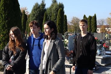 Uczniowie II LO odwiedzili dziś wieluński cmentarz. Zapalili znicze na grobach osób związanych ze szkołą. Od tego roku będą też opiekować się pomnikiem sybiraków przy klasztorze franciszkanów