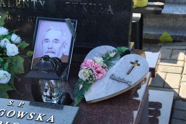 Uczniowie II LO odwiedzili dziś wieluński cmentarz. Zapalili znicze na grobach osób związanych ze szkołą. Od tego roku będą też opiekować się pomnikiem sybiraków przy klasztorze franciszkanów