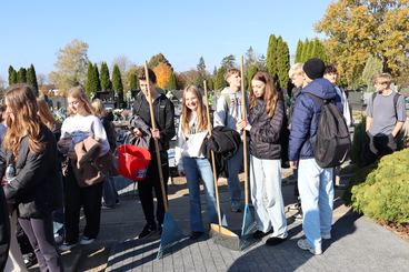 Uczniowie II LO odwiedzili dziś wieluński cmentarz. Zapalili znicze na grobach osób związanych ze szkołą. Od tego roku będą też opiekować się pomnikiem sybiraków przy klasztorze franciszkanów