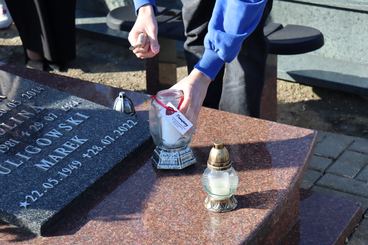 Uczniowie II LO odwiedzili dziś wieluński cmentarz. Zapalili znicze na grobach osób związanych ze szkołą. Od tego roku będą też opiekować się pomnikiem sybiraków przy klasztorze franciszkanów