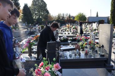 Uczniowie II LO odwiedzili dziś wieluński cmentarz. Zapalili znicze na grobach osób związanych ze szkołą. Od tego roku będą też opiekować się pomnikiem sybiraków przy klasztorze franciszkanów