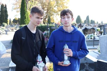 Uczniowie II LO odwiedzili dziś wieluński cmentarz. Zapalili znicze na grobach osób związanych ze szkołą. Od tego roku będą też opiekować się pomnikiem sybiraków przy klasztorze franciszkanów