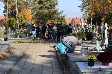 Uczniowie II LO odwiedzili dziś wieluński cmentarz. Zapalili znicze na grobach osób związanych ze szkołą. Od tego roku będą też opiekować się pomnikiem sybiraków przy klasztorze franciszkanów