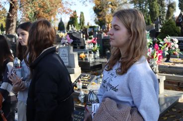 Uczniowie II LO odwiedzili dziś wieluński cmentarz. Zapalili znicze na grobach osób związanych ze szkołą. Od tego roku będą też opiekować się pomnikiem sybiraków przy klasztorze franciszkanów