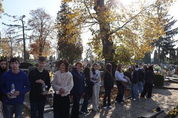 Uczniowie II LO odwiedzili dziś wieluński cmentarz. Zapalili znicze na grobach osób związanych ze szkołą. Od tego roku będą też opiekować się pomnikiem sybiraków przy klasztorze franciszkanów