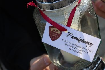 Uczniowie II LO odwiedzili dziś wieluński cmentarz. Zapalili znicze na grobach osób związanych ze szkołą. Od tego roku będą też opiekować się pomnikiem sybiraków przy klasztorze franciszkanów