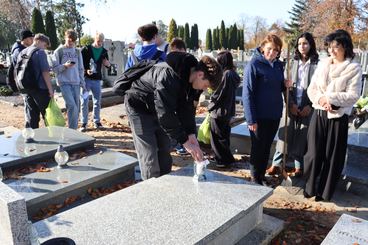 Uczniowie II LO odwiedzili dziś wieluński cmentarz. Zapalili znicze na grobach osób związanych ze szkołą. Od tego roku będą też opiekować się pomnikiem sybiraków przy klasztorze franciszkanów