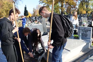 Uczniowie II LO odwiedzili dziś wieluński cmentarz. Zapalili znicze na grobach osób związanych ze szkołą. Od tego roku będą też opiekować się pomnikiem sybiraków przy klasztorze franciszkanów