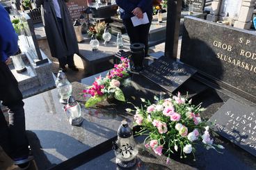 Uczniowie II LO odwiedzili dziś wieluński cmentarz. Zapalili znicze na grobach osób związanych ze szkołą. Od tego roku będą też opiekować się pomnikiem sybiraków przy klasztorze franciszkanów