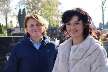 Uczniowie II LO odwiedzili dziś wieluński cmentarz. Zapalili znicze na grobach osób związanych ze szkołą. Od tego roku będą też opiekować się pomnikiem sybiraków przy klasztorze franciszkanów