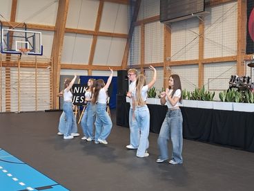 Koncert charytatywny w Zespole Szkół nr 1 w Wieluniu na rzecz odbudowy domu uczennicy tej szkoły