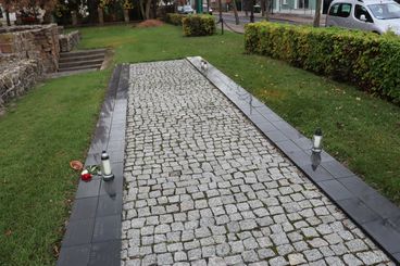 Mieszkańcy odwiedzają cmentarze, ale nie zapominają też o Wieluńskiej Golgocie. Już wczoraj zapłonęły tam znicze