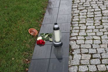 Mieszkańcy odwiedzają cmentarze, ale nie zapominają też o Wieluńskiej Golgocie. Już wczoraj zapłonęły tam znicze